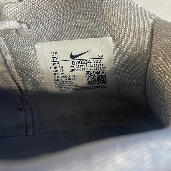 Nike Youth 7 Kyrie Infinity "Smoke and Mirrors" Basketball Sneakers - Picture 7 of 8